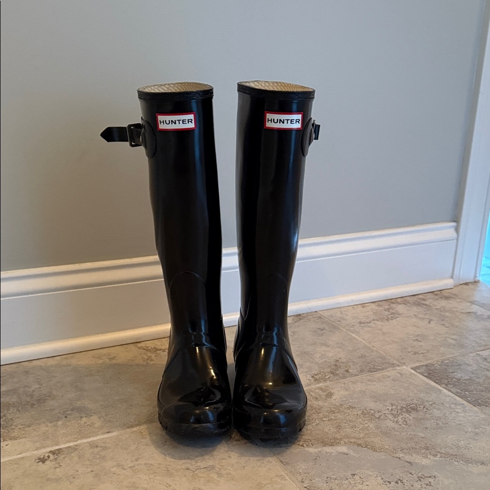 Tall glossy black Hunter boots with cream fleece hunter socks